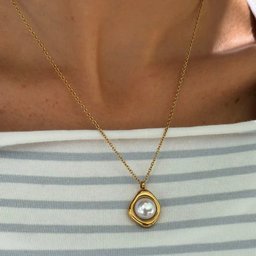 Pretty Pearl Aura Necklace