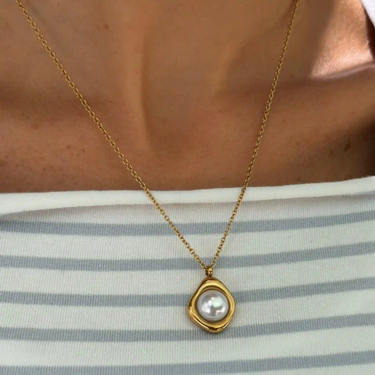 Pretty Pearl Aura Necklace